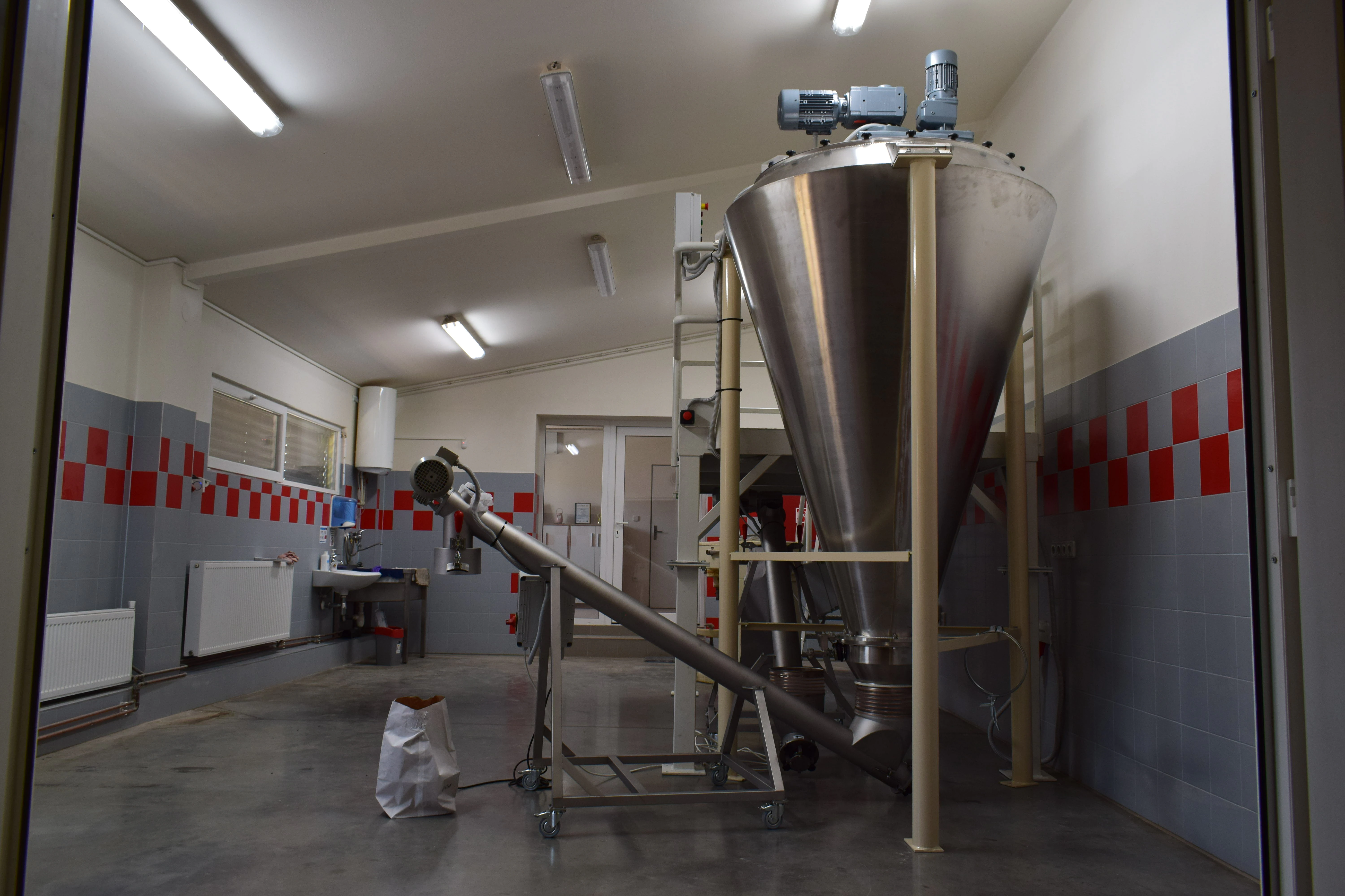 Vertikální míchací zařízení s vynášecím šnekovým dopravníkem